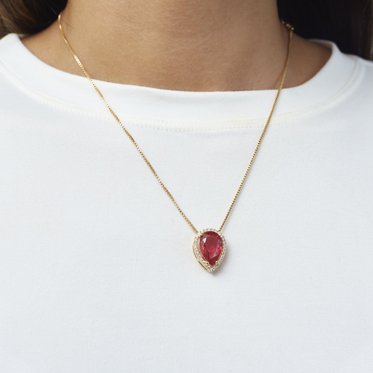 COLAR MABÊ PINGENTE GOTA FUSCHIA CRAVAÇÃO ZIRCÔNIA BANHO OURO