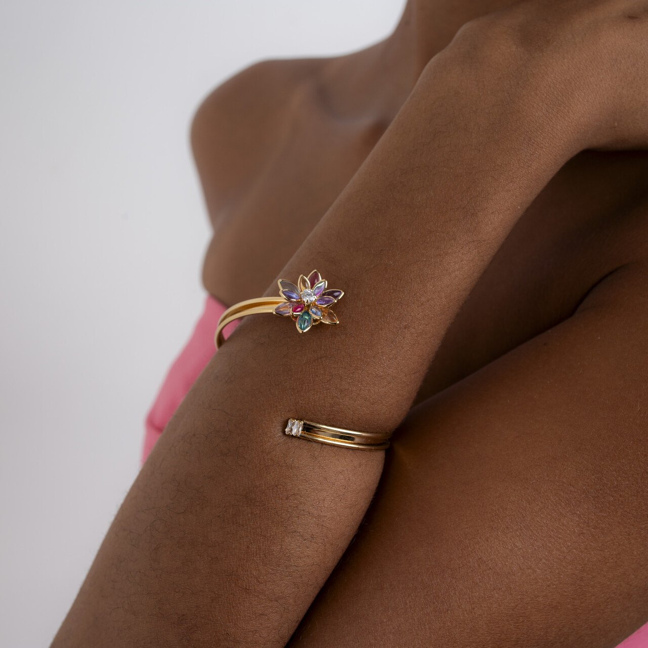 BRACELETE FLOR MARGARIDA COLORIDA BANHO OURO