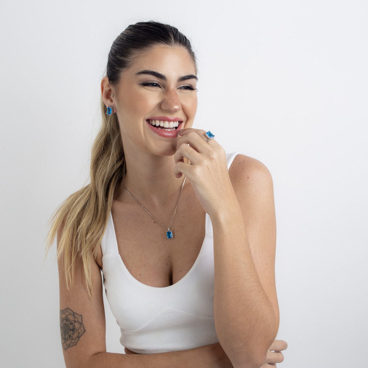 COLAR OCEAN CRISTAL AZUL ROYAL BANHO RÓDIO BRANCO
