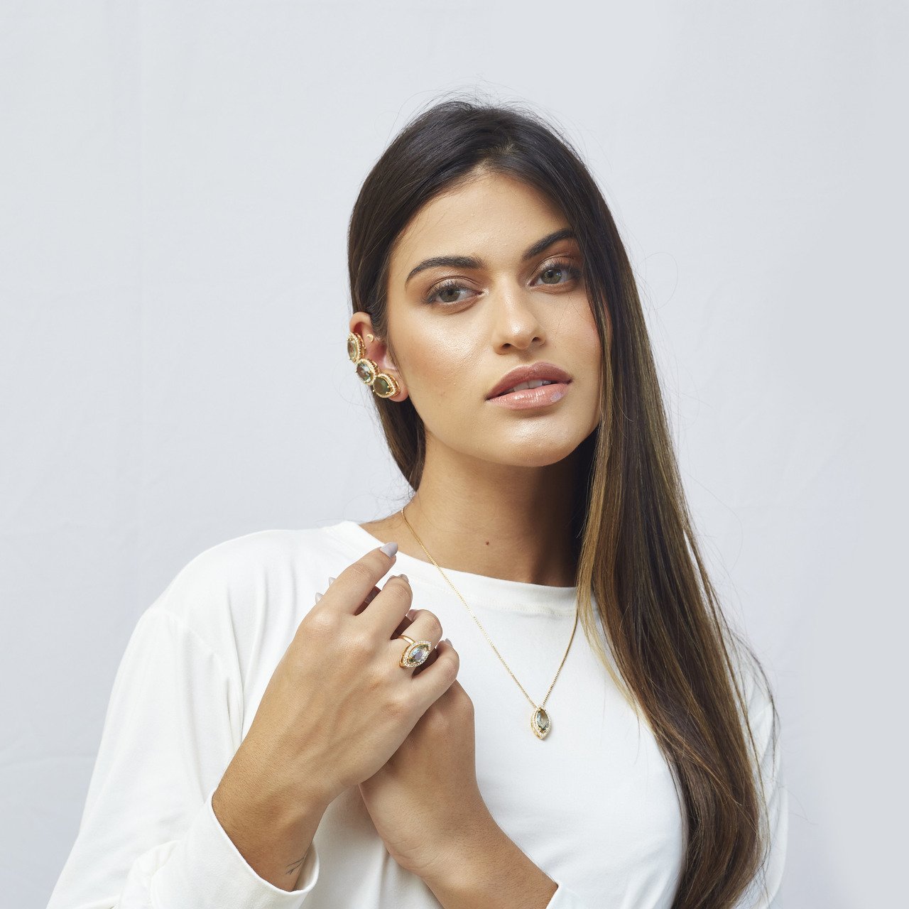 BRINCOS MABÊ EAR CUFFS MIX DE CRISTAIS VERDES E CRAVAÇÕES DE ZIRCÔNIAS BANHO OURO