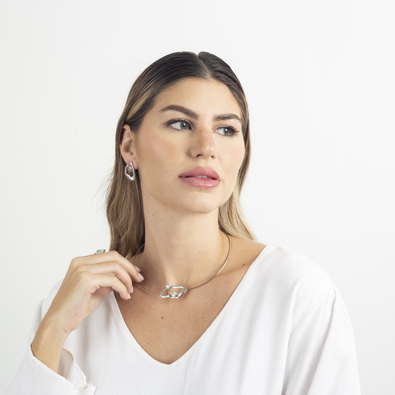 ANEL CONSTANÇA CRISTAL OVAL INCOLOR BANHO RÓDIO BRANCO
