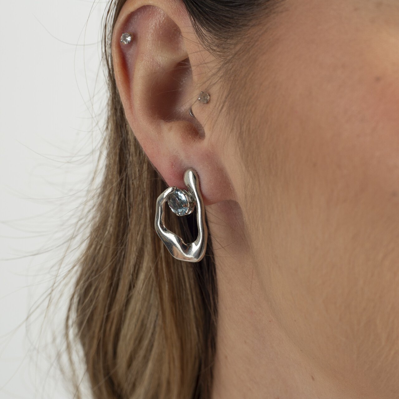 BRINCOS CONSTANÇA CRISTAL OVAL AZUL BANHO RÓDIO BRANCO