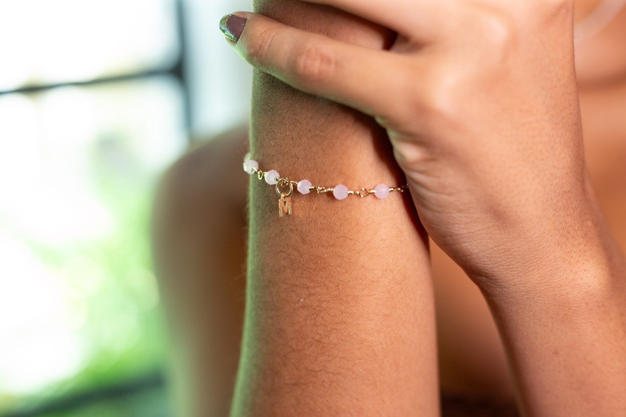 PULSEIRA MISSI LETRA CRISTAIS QUARTZO ROSA BANHO OURO