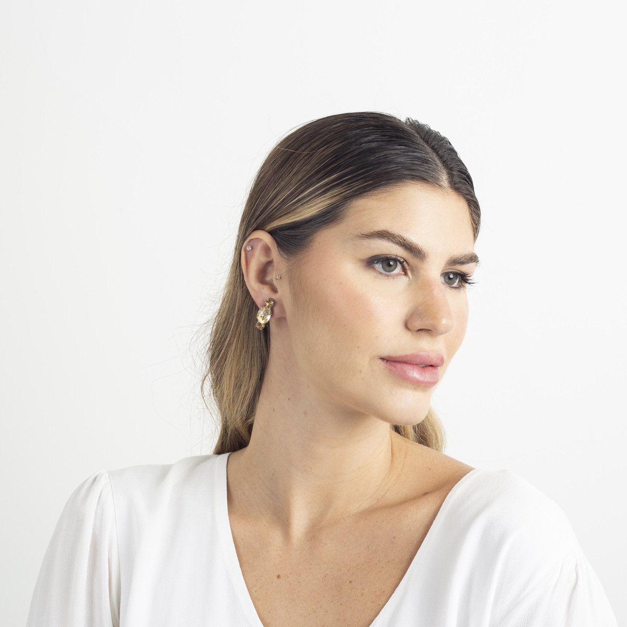 BRINCOS CHARLOTTE CRISTAL OVAL BEGE BANHO RÓDIO BRANCO