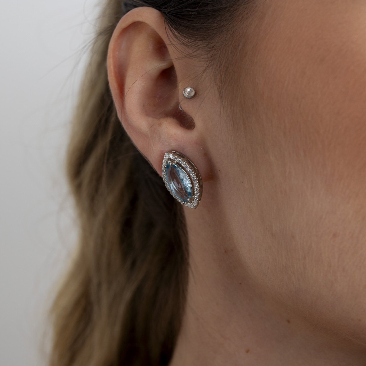 BRINCOS LIA CRISTAL NAVETE AZUL BANHO RÓDIO BRANCO