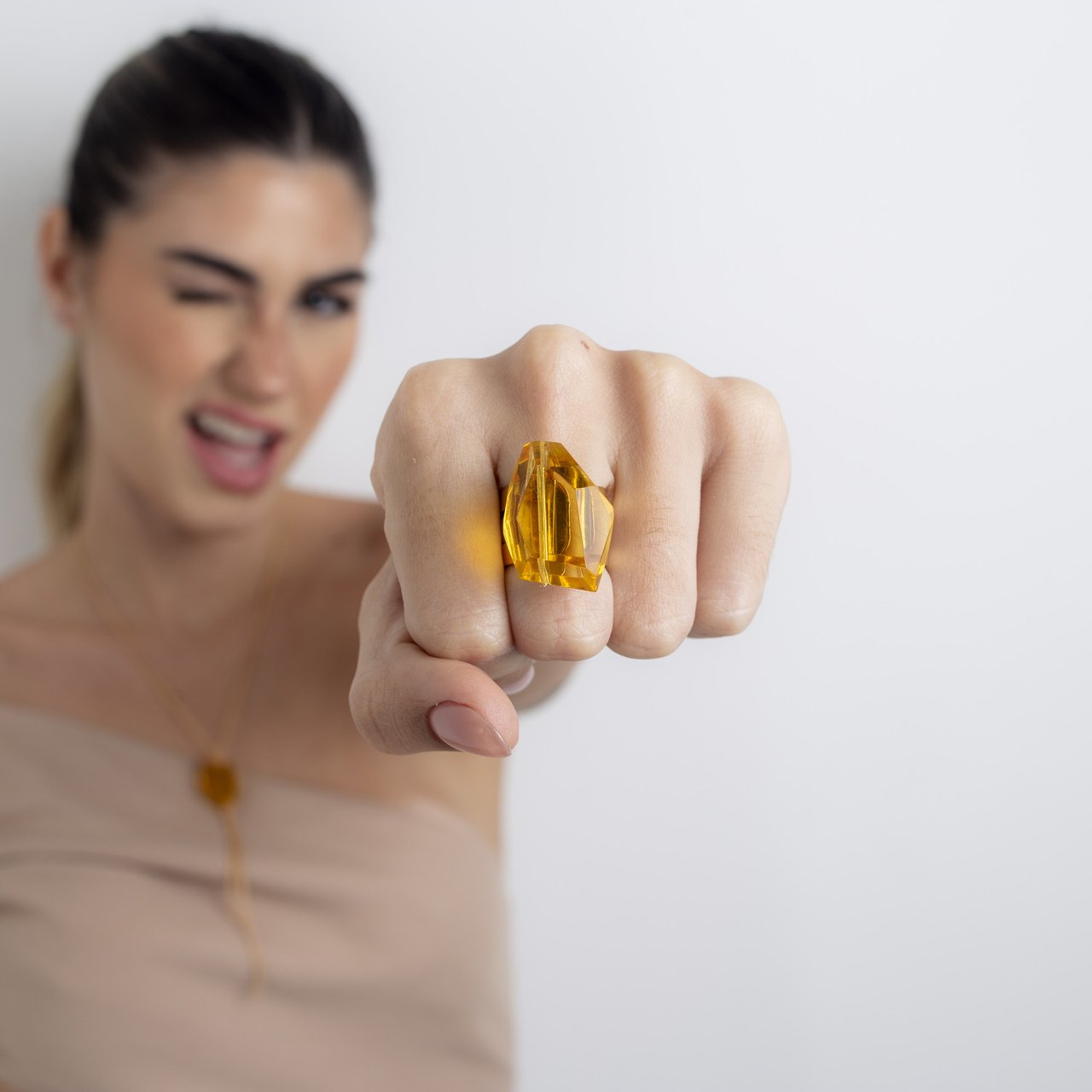 ANEL SOLAR AMARELO CRISTAL BANHO OURO