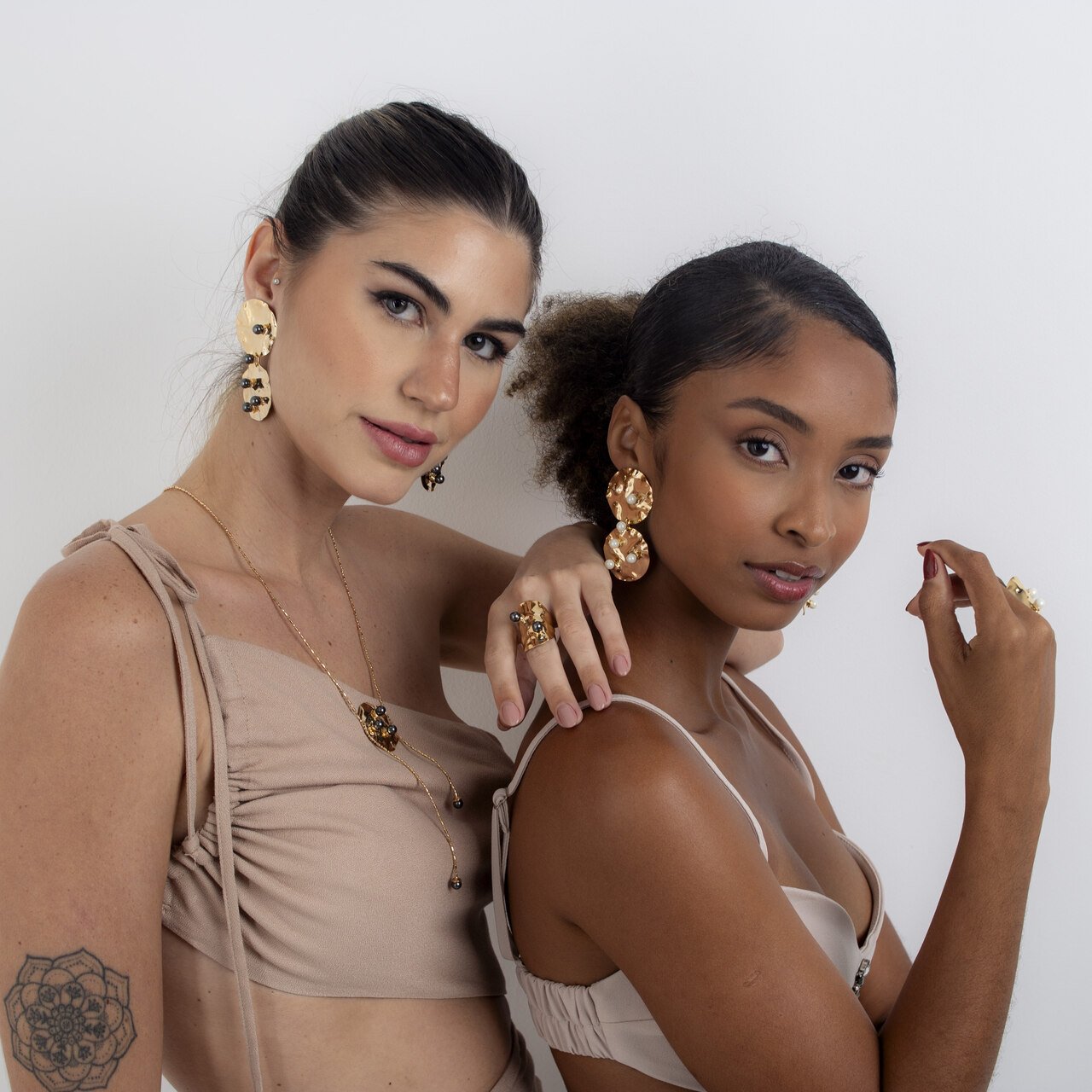 ANEL MARTELADO PÉROLAS NEGRAS BANHO OURO
