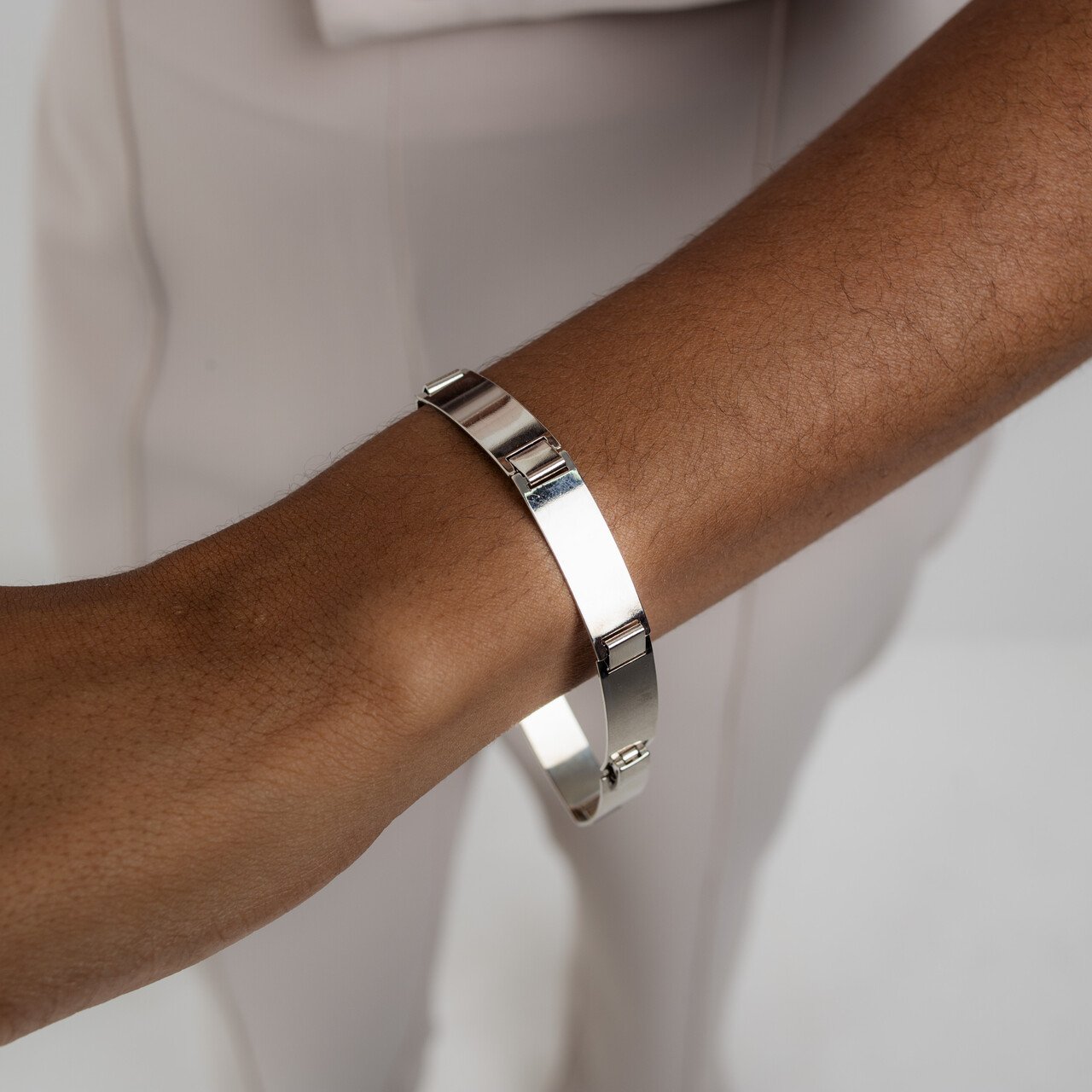 PULSEIRA PLACA LARGA BANHO RÓDIO BRANCO