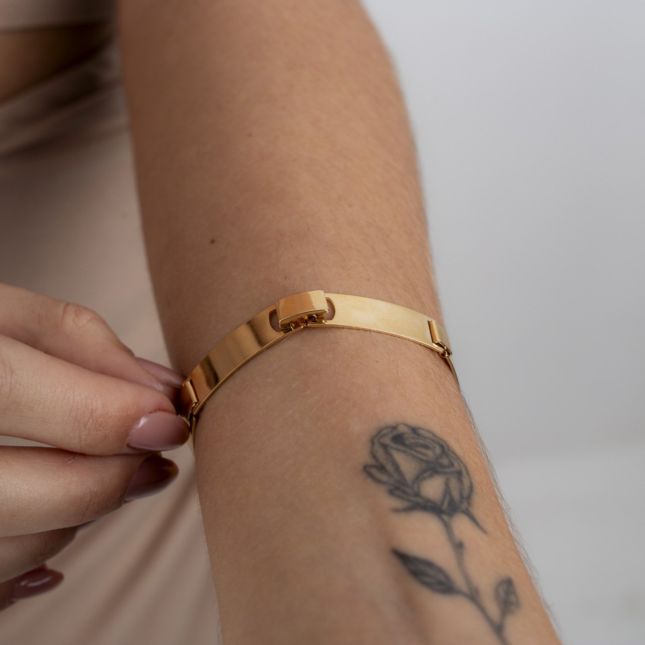 PULSEIRA PLACA LARGA BANHO OURO