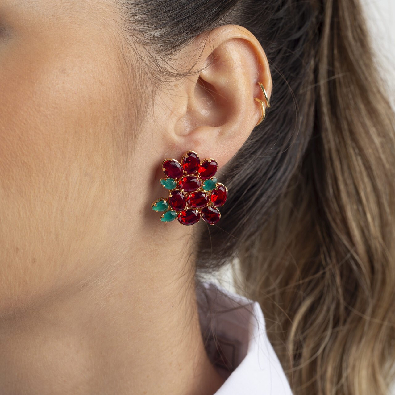 BRINCOS UNA VERMELHO/VERDE CRISTAL OVAL BANHO OURO