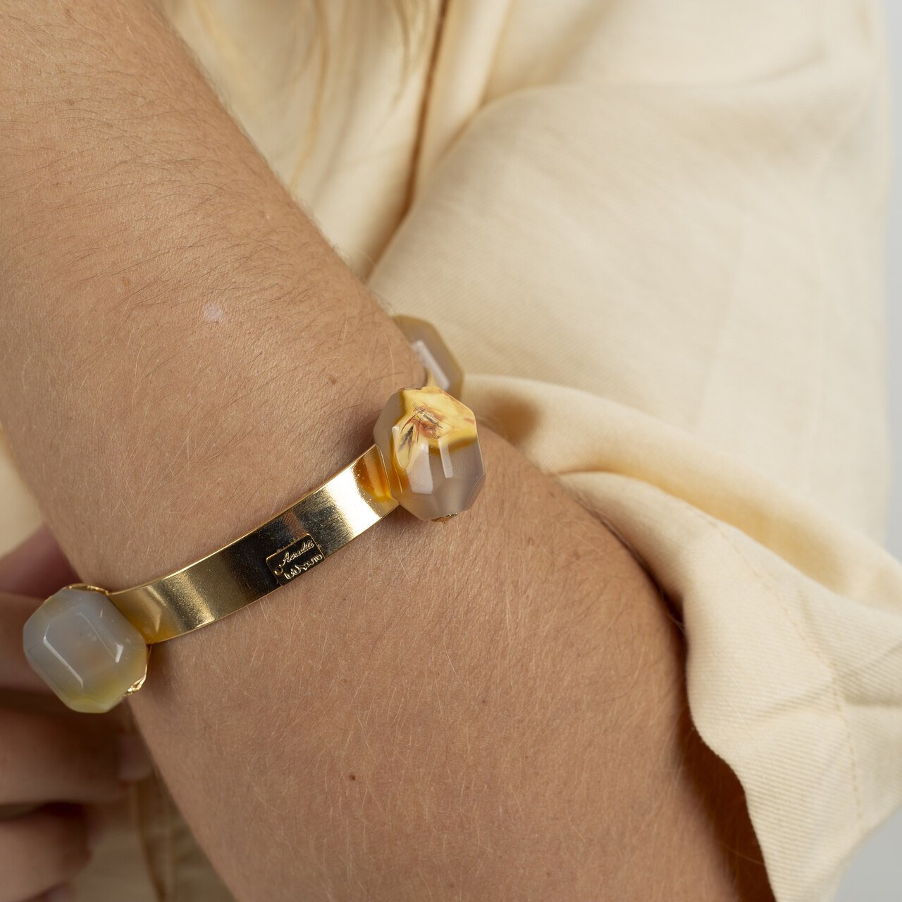 PULSEIRA AURORA PEDRA ALARANJADA BANHO OURO