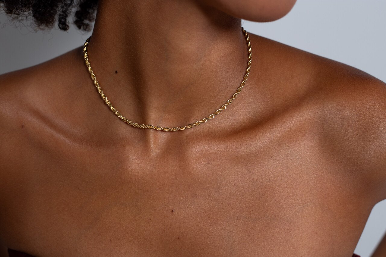 CHOKER CORRENTE FINA TORCIDA BANHO OURO