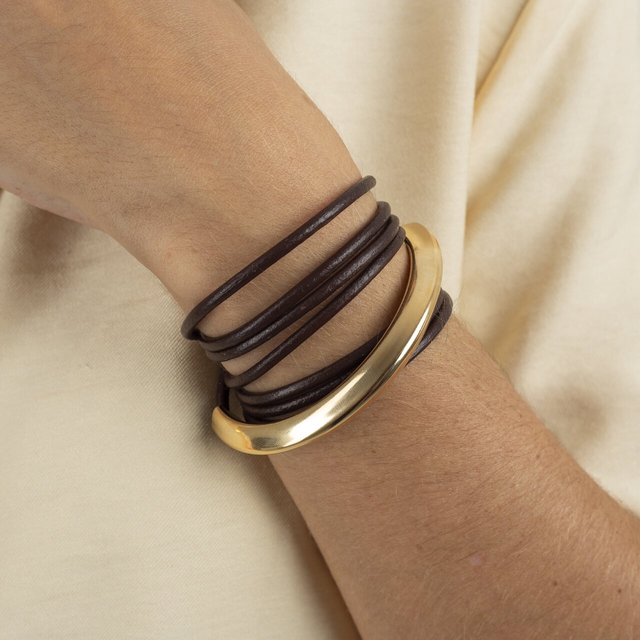 PULSEIRA MERSA COURO ARCO BANHO OURO