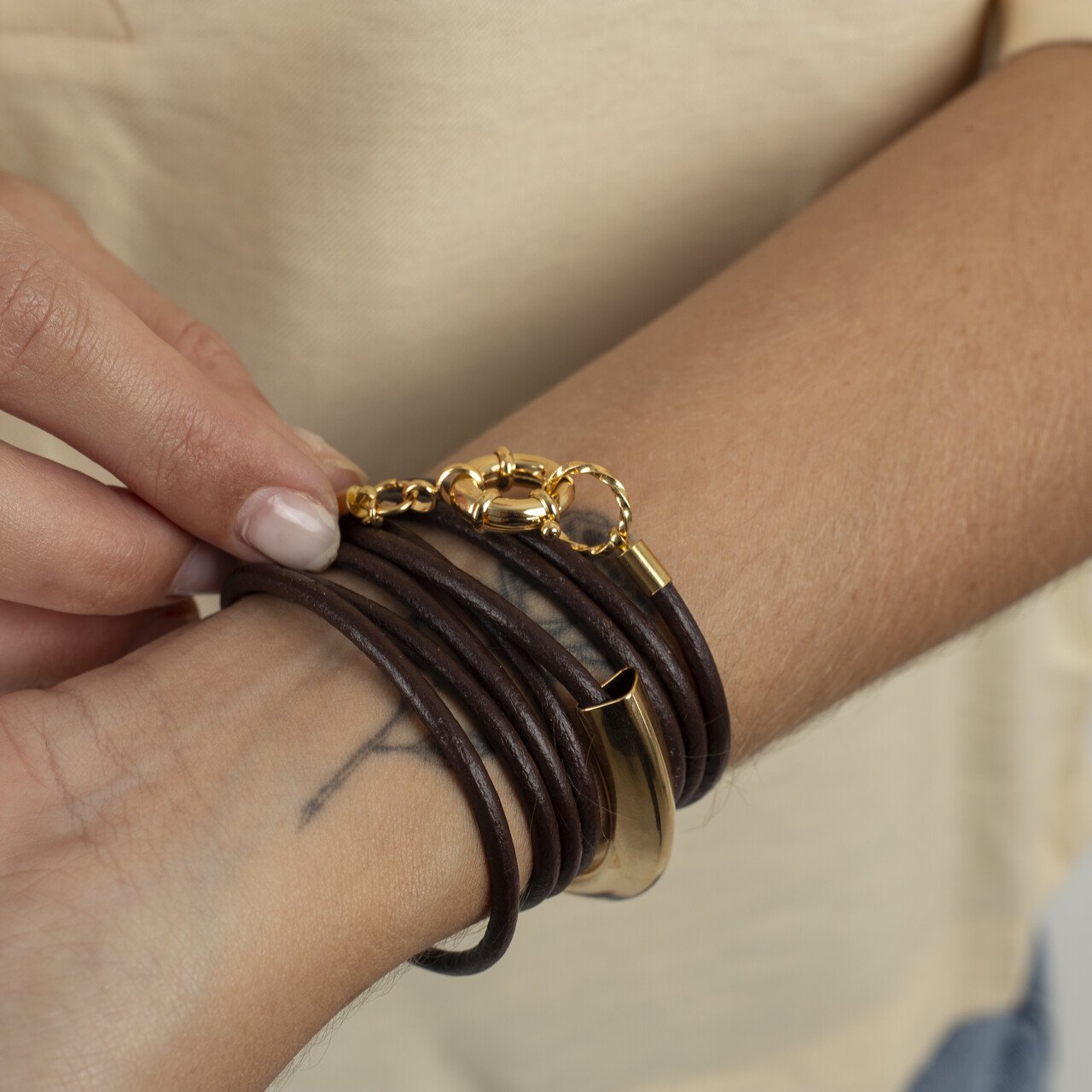 PULSEIRA MERSA COURO ARCO BANHO OURO