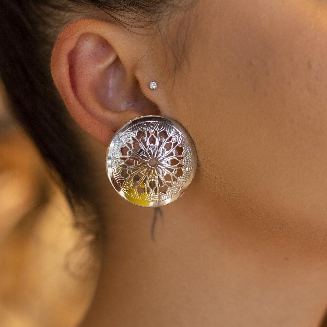 BRINCOS ALVORADA BUTTON DETALHES FLOR BANHO RÓDIO BRANCO