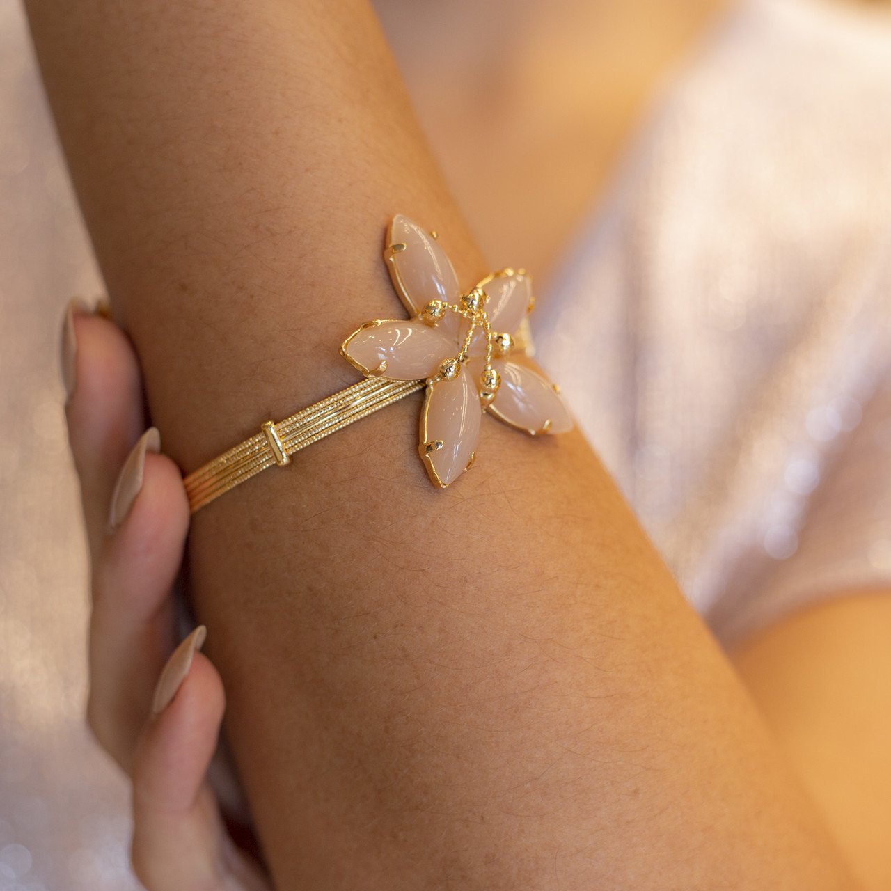 BRACELETE LÍRIO CRISTAL NAVETE BEGE BANHO OURO