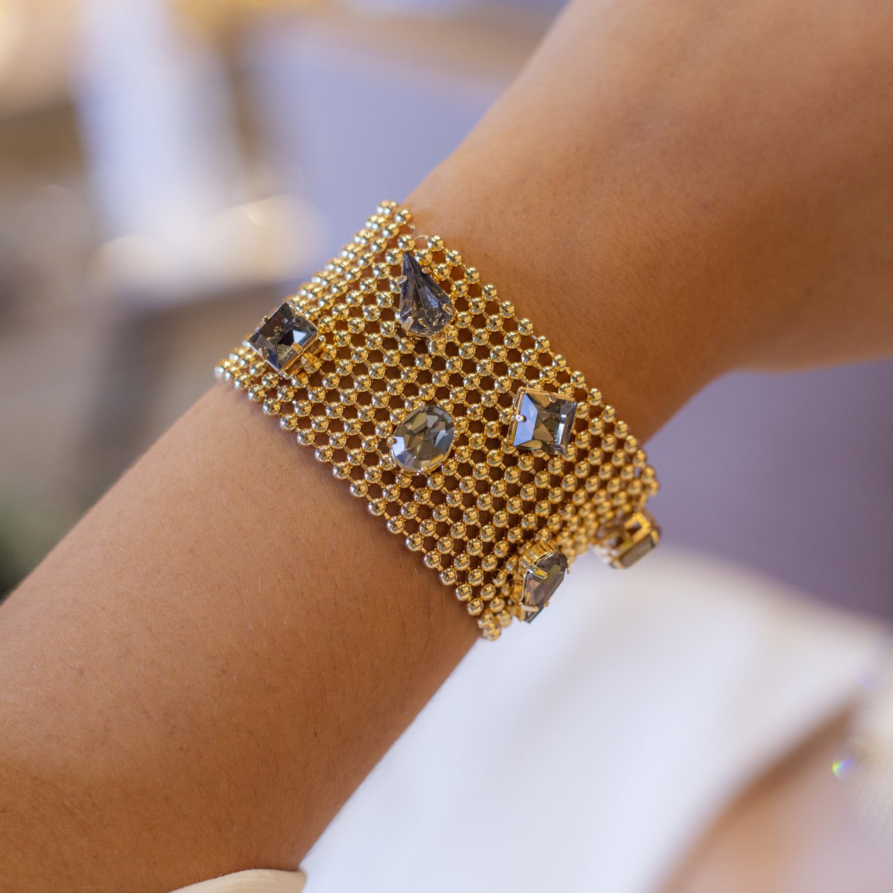 PULSEIRA MALHA MIX CRISTAIS CORES BANHO OURO