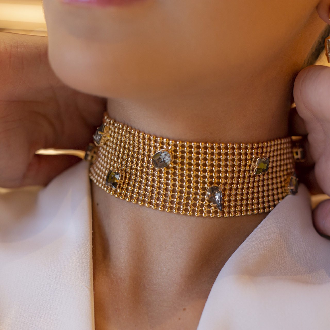 CHOKER MALHA MIX DE CRISTAIS CINZA BANHO OURO