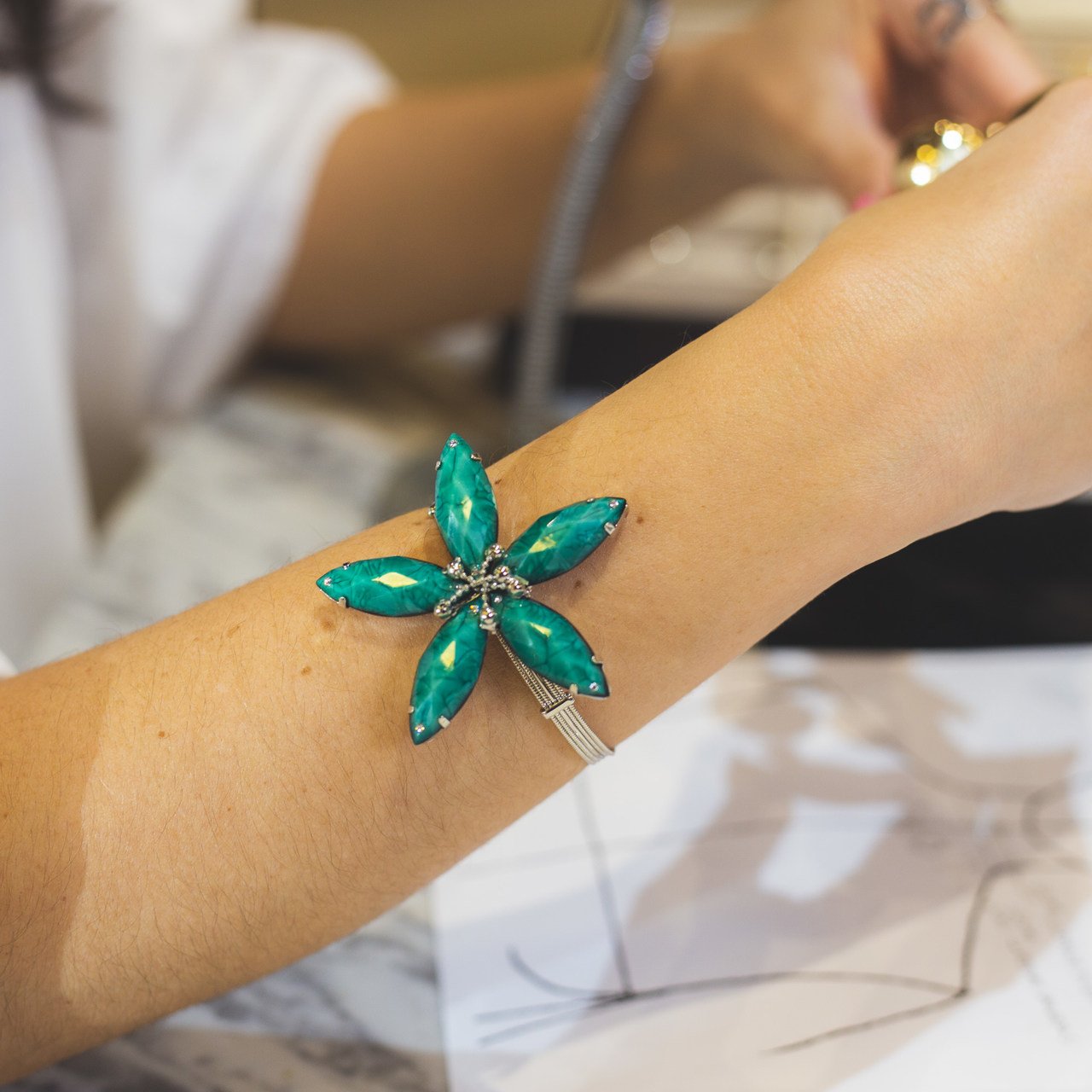 BRACELETE LÍRIO FLOR RESINA FACETADA VERDE BANHO RODIO BRANCO