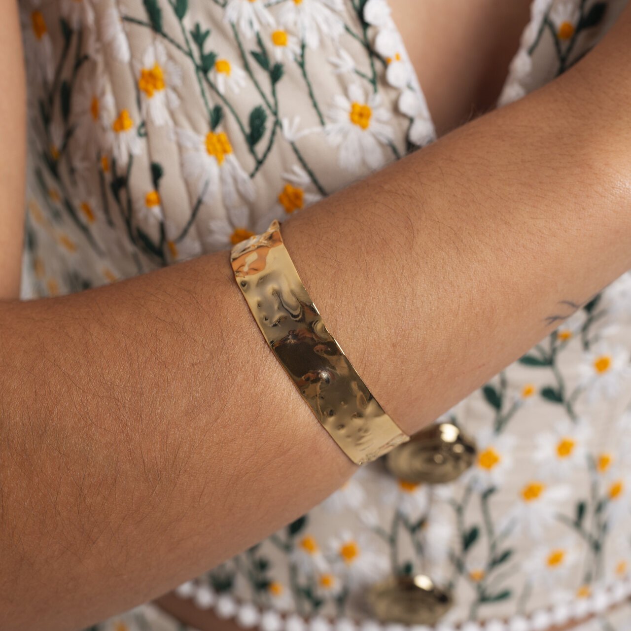 BRACELETE MARTELADO FINO BANHO OURO