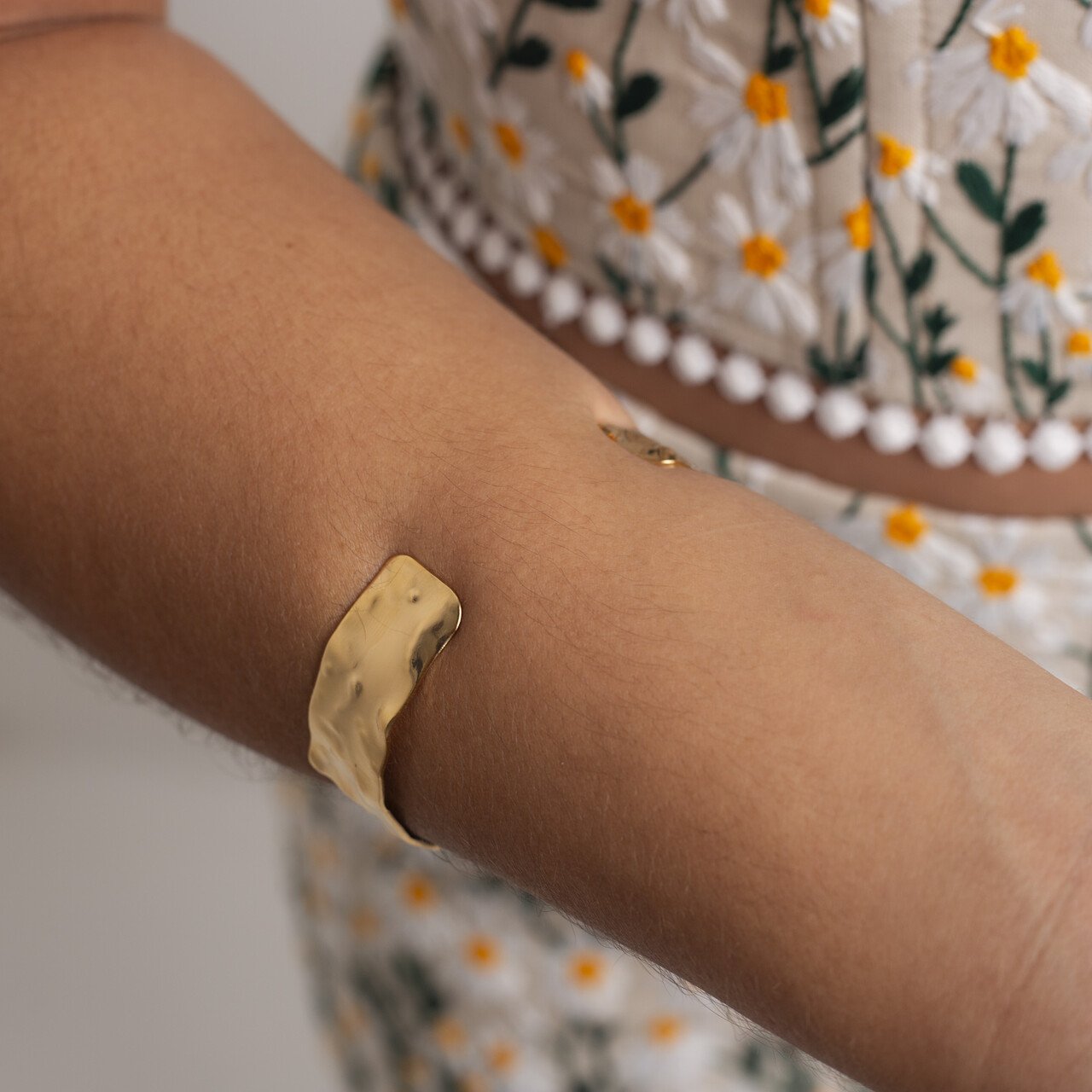 BRACELETE MARTELADO FINO BANHO OURO