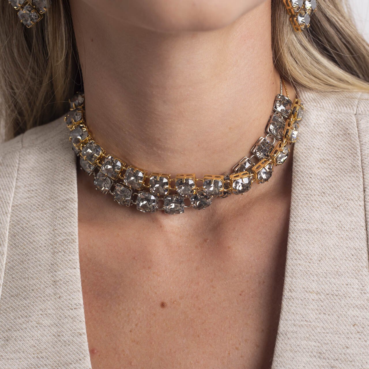 COLAR ORION CRISTAL CINZA BANHO OURO