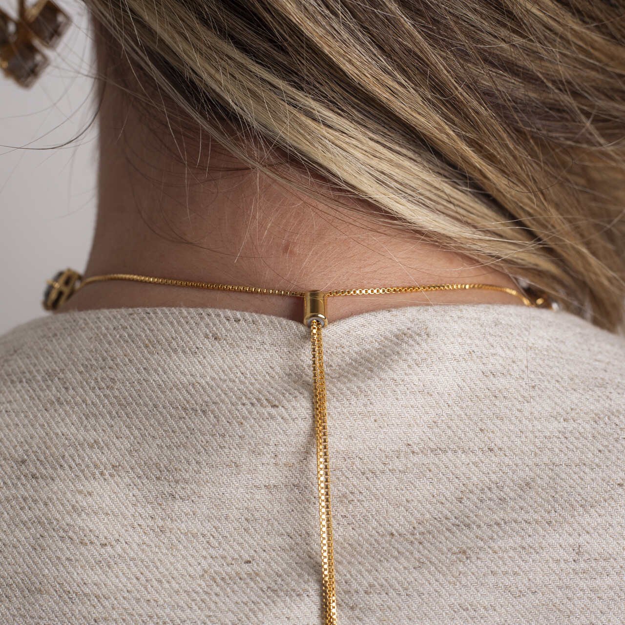 COLAR ORION CRISTAL CINZA BANHO OURO