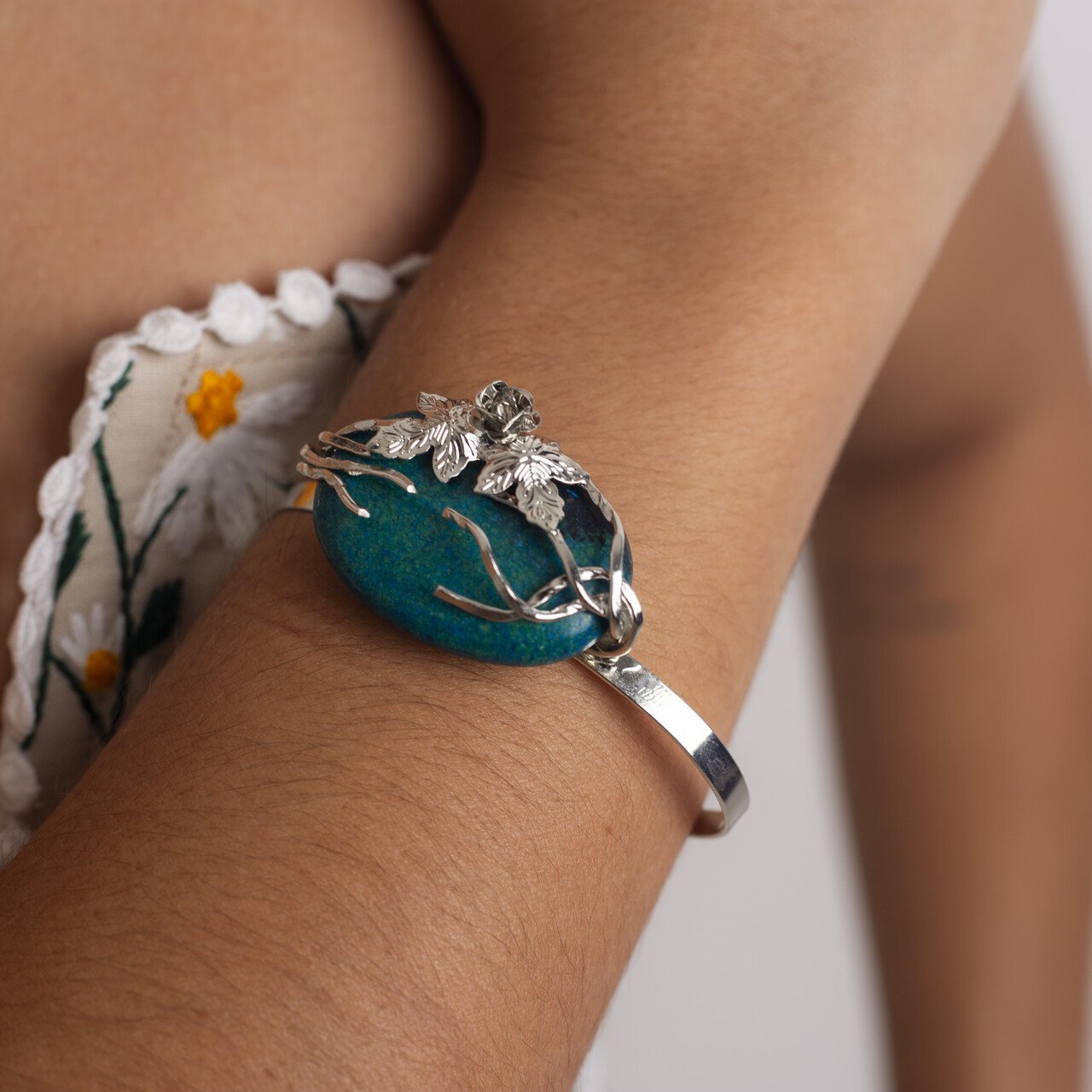 BRACELETE FELINA GREEN BANHO RÓDIO BRANCO