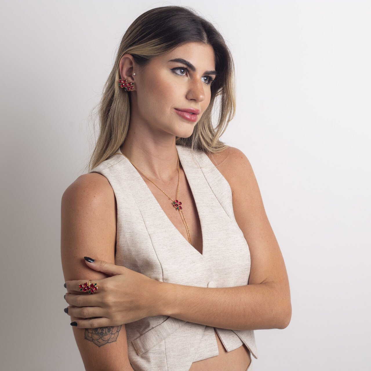 COLAR UNNA CRISTAIS RUBELITA BANHO OURO