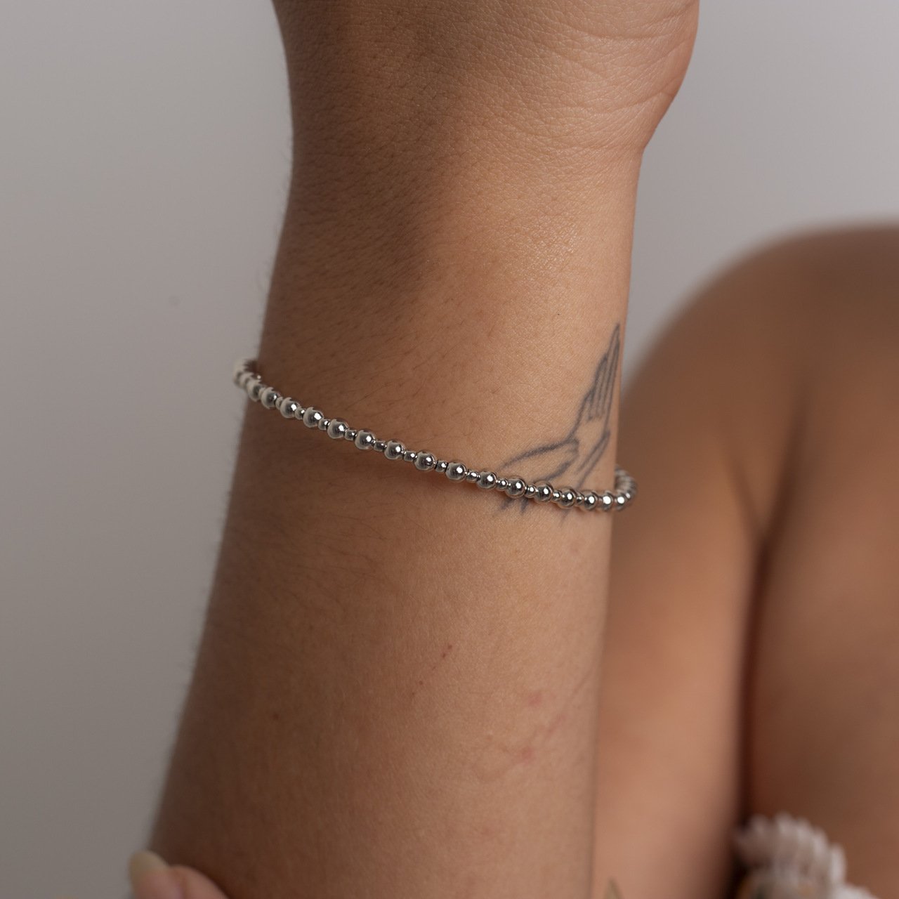PULSEIRA MINI BOLAS BANHO RÓDIO BRANCO