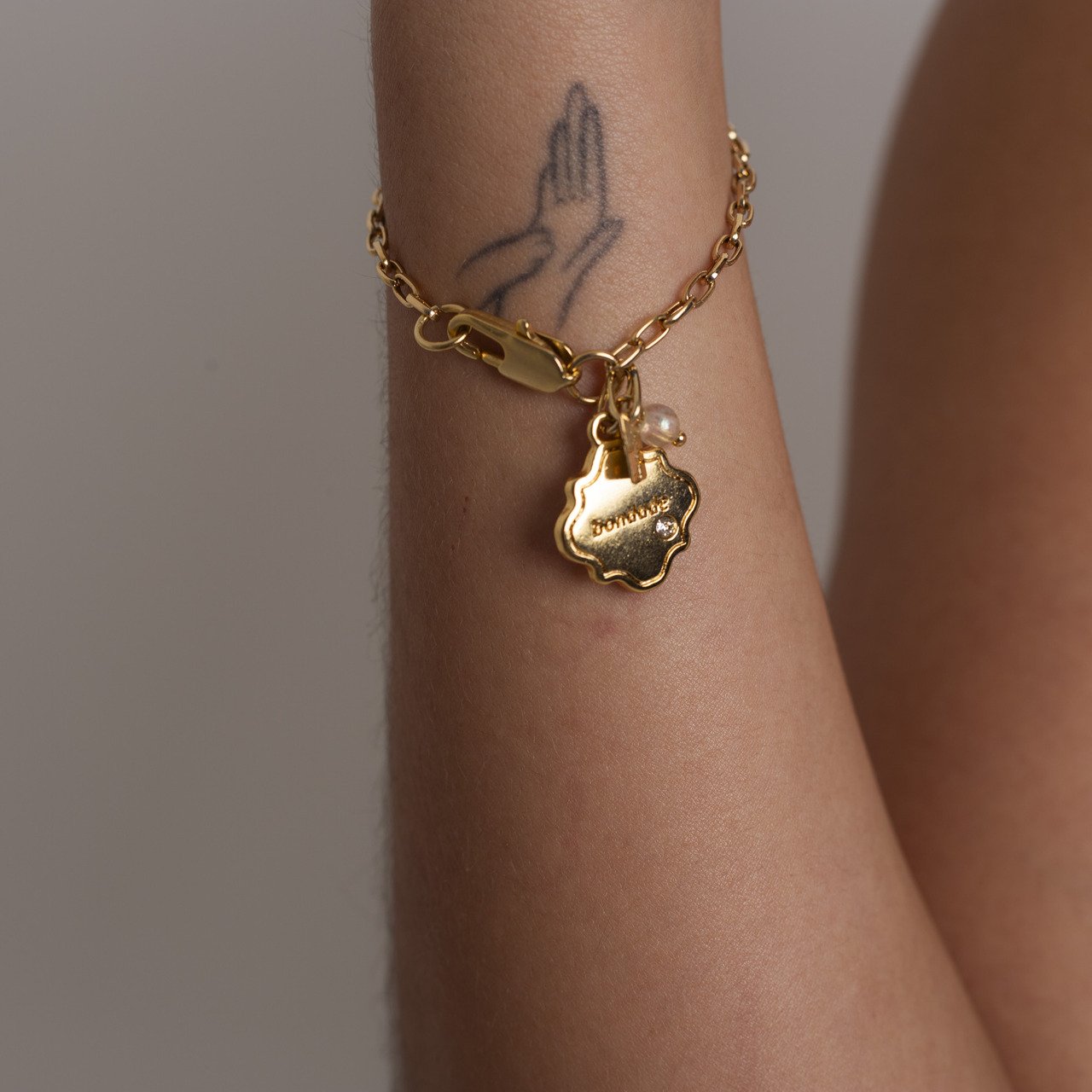 PULSEIRA PINGENTE BONDADE BANHO OURO