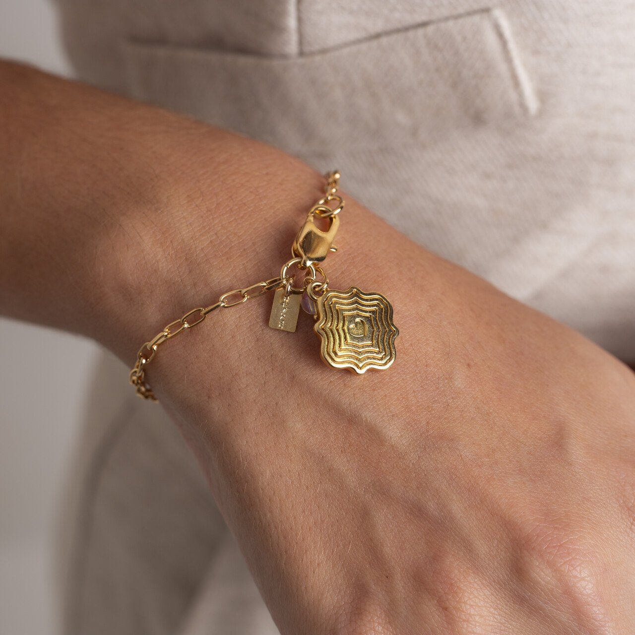 PULSEIRA PINGENTE BONDADE BANHO OURO