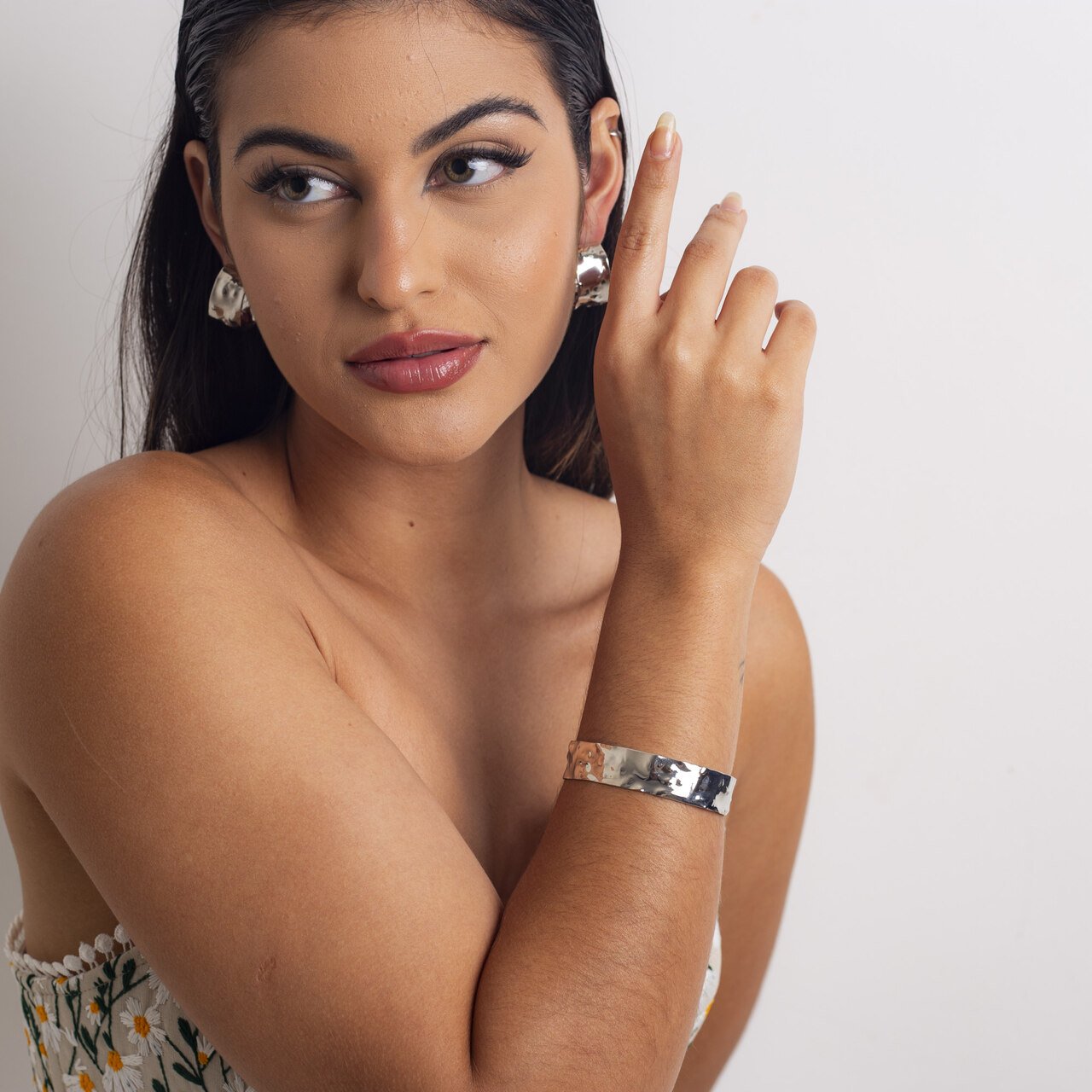 BRACELETE MARTELADO FINO BANHO RÓDIO BRANCO