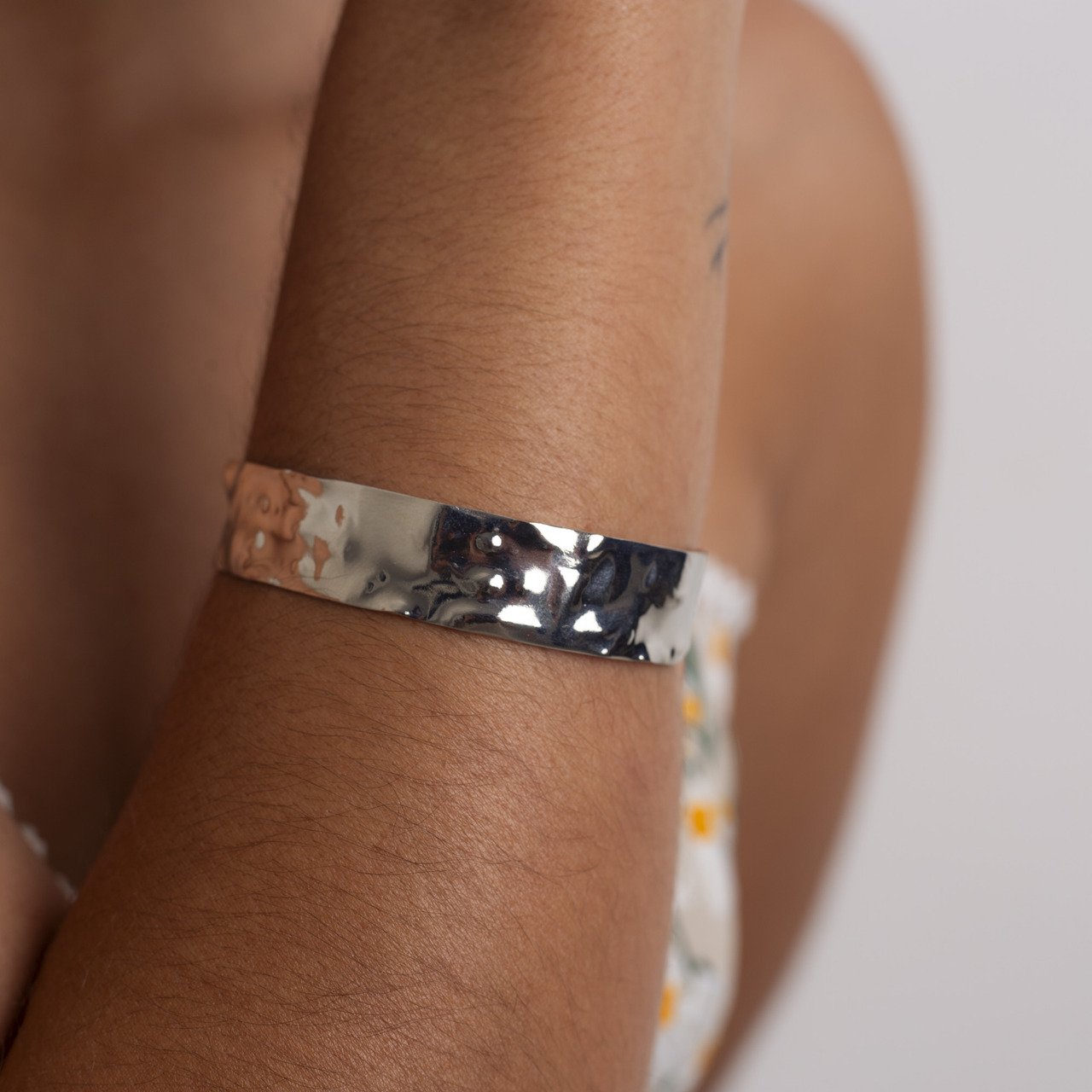 BRACELETE MARTELADO FINO BANHO RÓDIO BRANCO