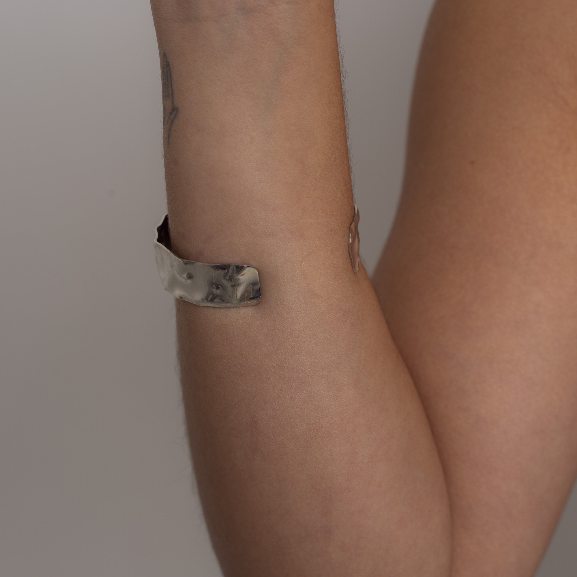 BRACELETE MARTELADO FINO BANHO RÓDIO BRANCO