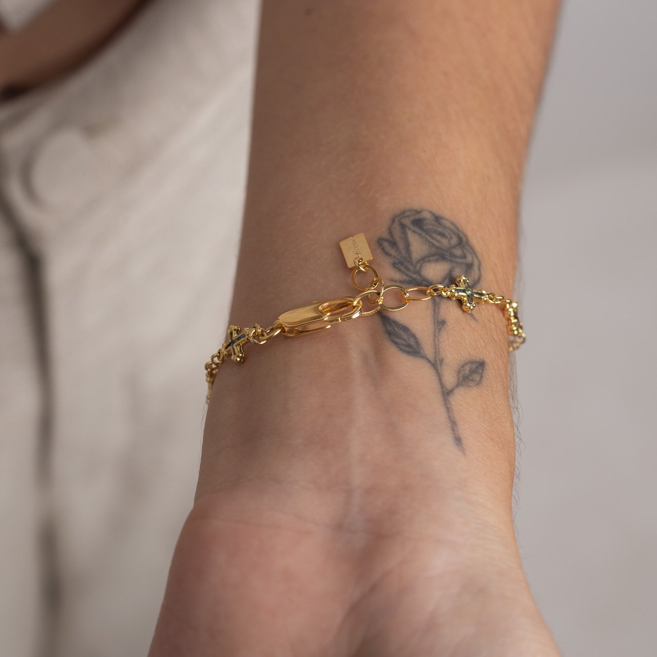 PULSEIRA CRUCIFIXOS ENTRELAÇADOS BANHO OURO