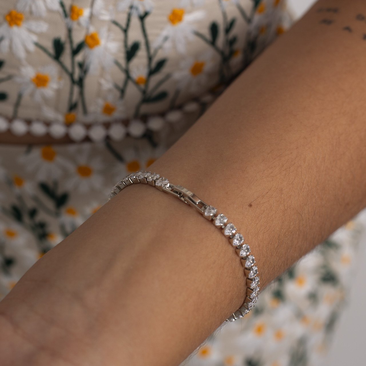 PULSEIRA RAIN RIVIERA GOTA INCOLOR BANHO RÓDIO BRANCO