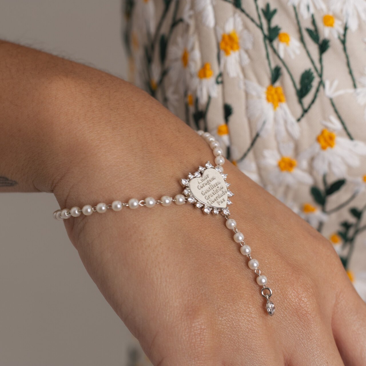 PULSEIRA PÉROLAS CORAÇÃO ZIRCÔNIA BANHO RÓDIO BRANCO