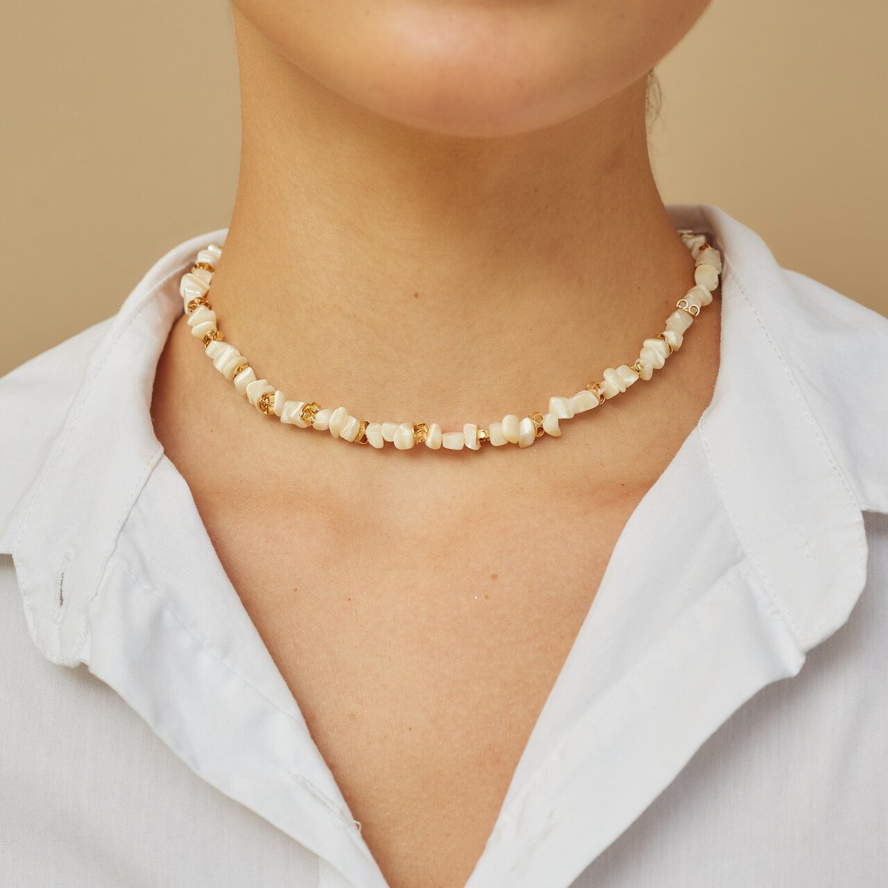 CHOKER CASCALHOS MADRE PÉROLA BANHO OURO
