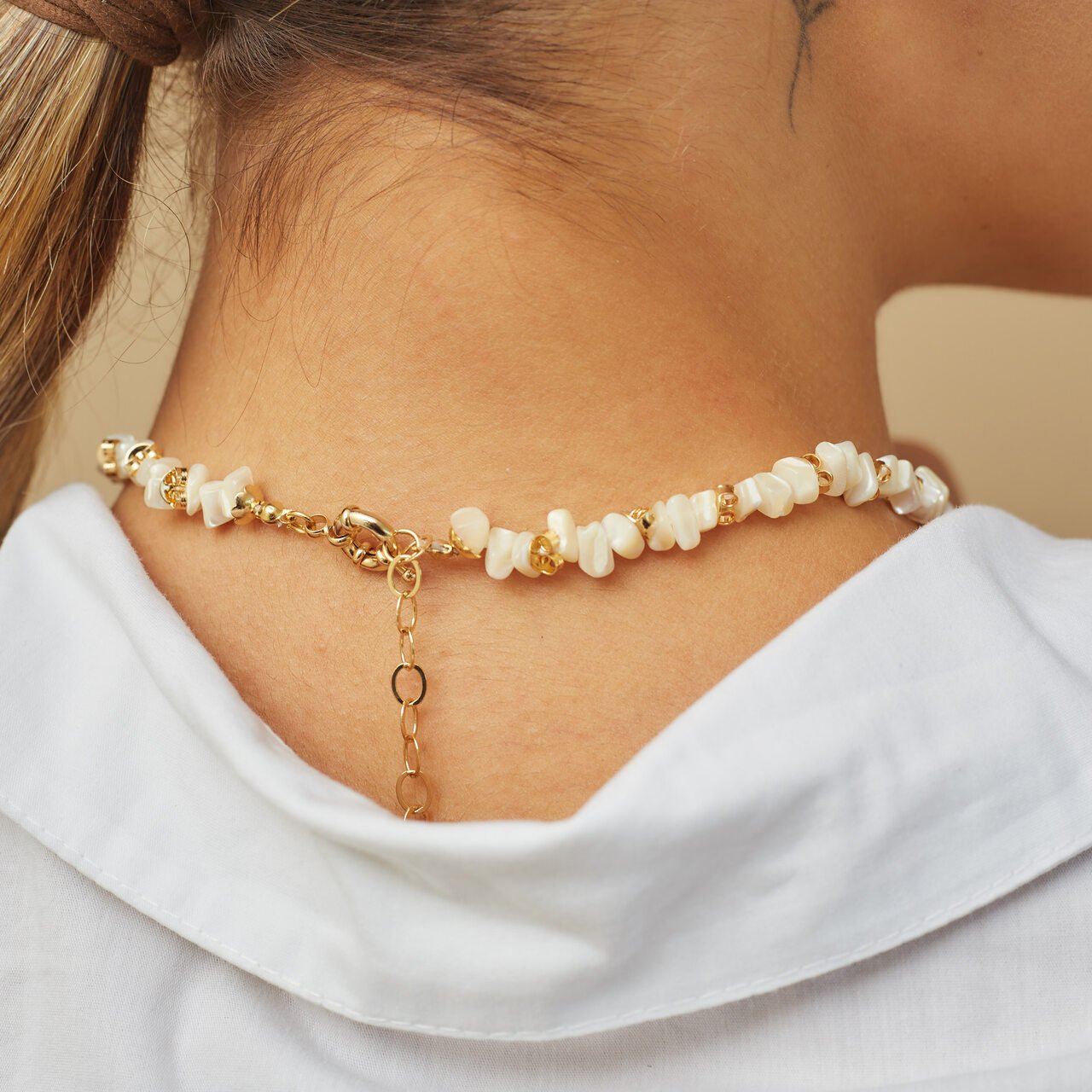 CHOKER CASCALHOS MADRE PÉROLA BANHO OURO