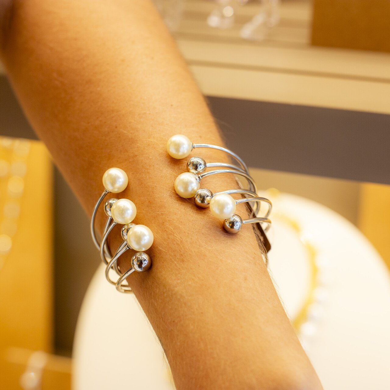 BRACELETE MIX PÉROLAS BOLAS BANHO RÓDIO BRANCO