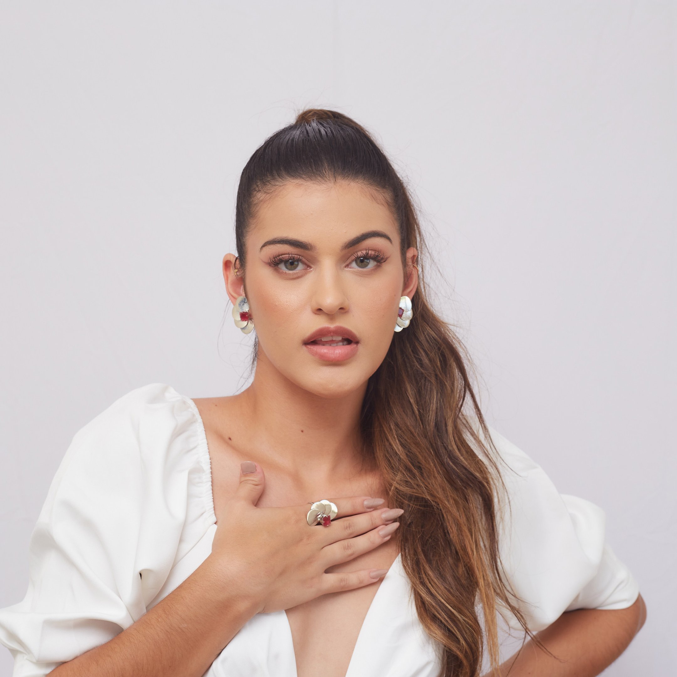 BRINCOS MAG PÉTALAS CRISTAL VERMELHO BANHO RÓDIO BRANCO