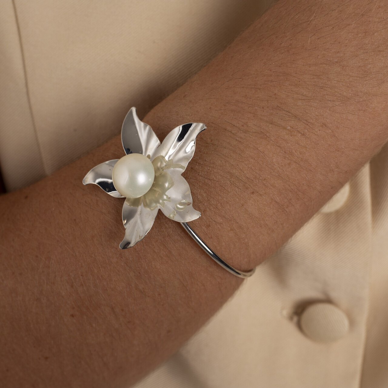 BRACELETE FLOR LILA BANHO RÓDIO BRANCO