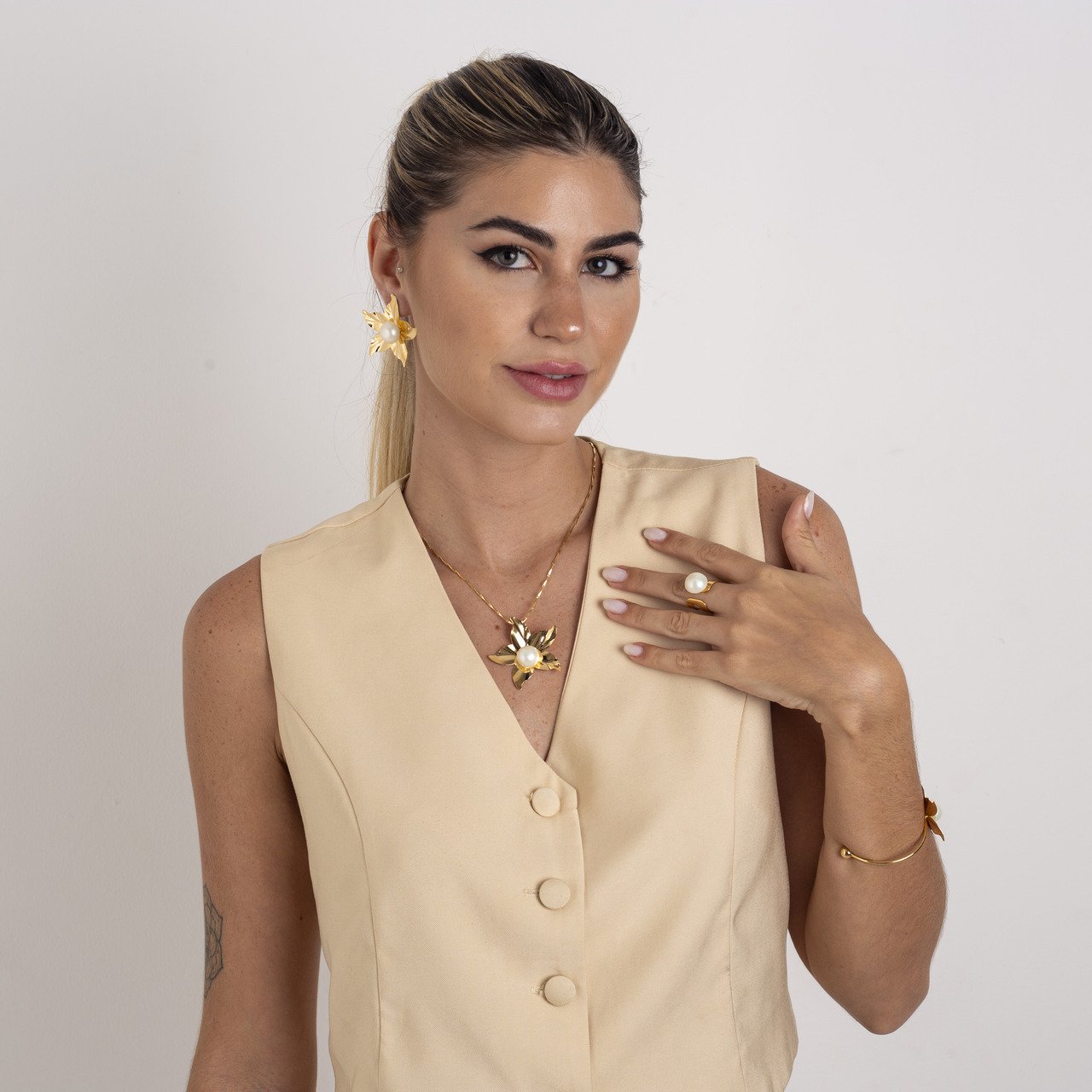 COLAR LONGO FLOR LILA BANHO OURO