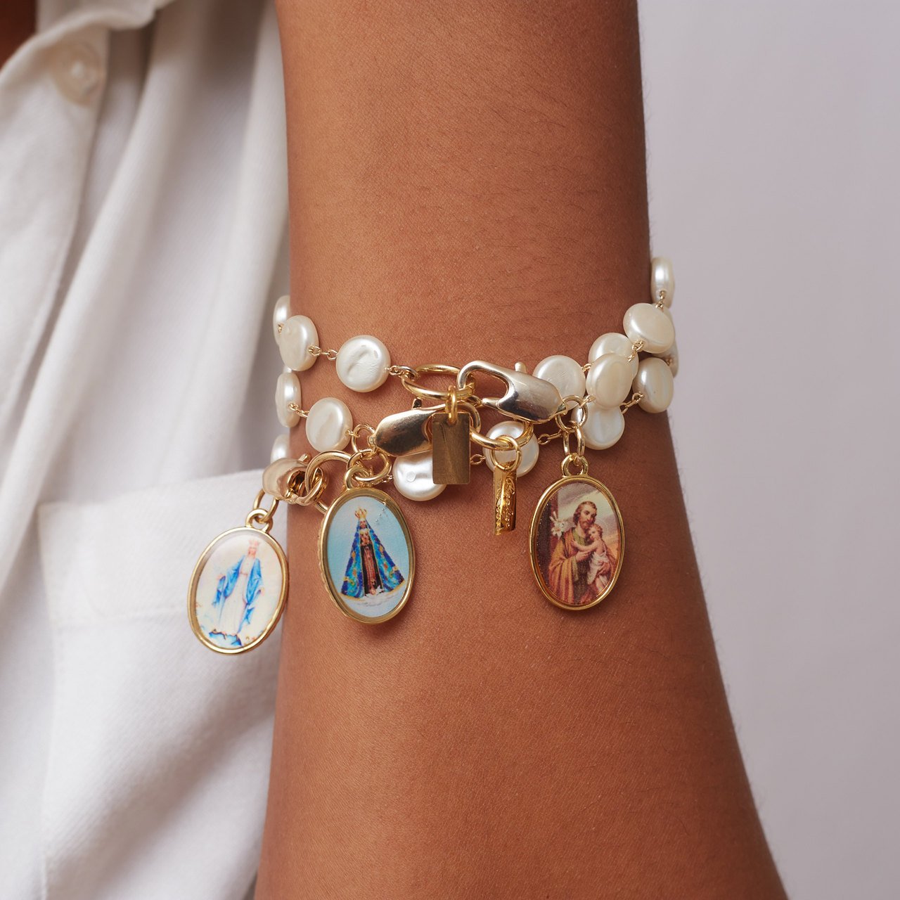 PULSEIRA N SRª APARECIDA PÉROLA ACHATADA BANHO OURO