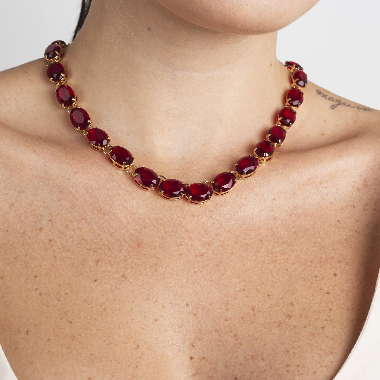 COLAR MONROE CRISTAIS OVAIS VERMELHO RUBI BANHO OURO