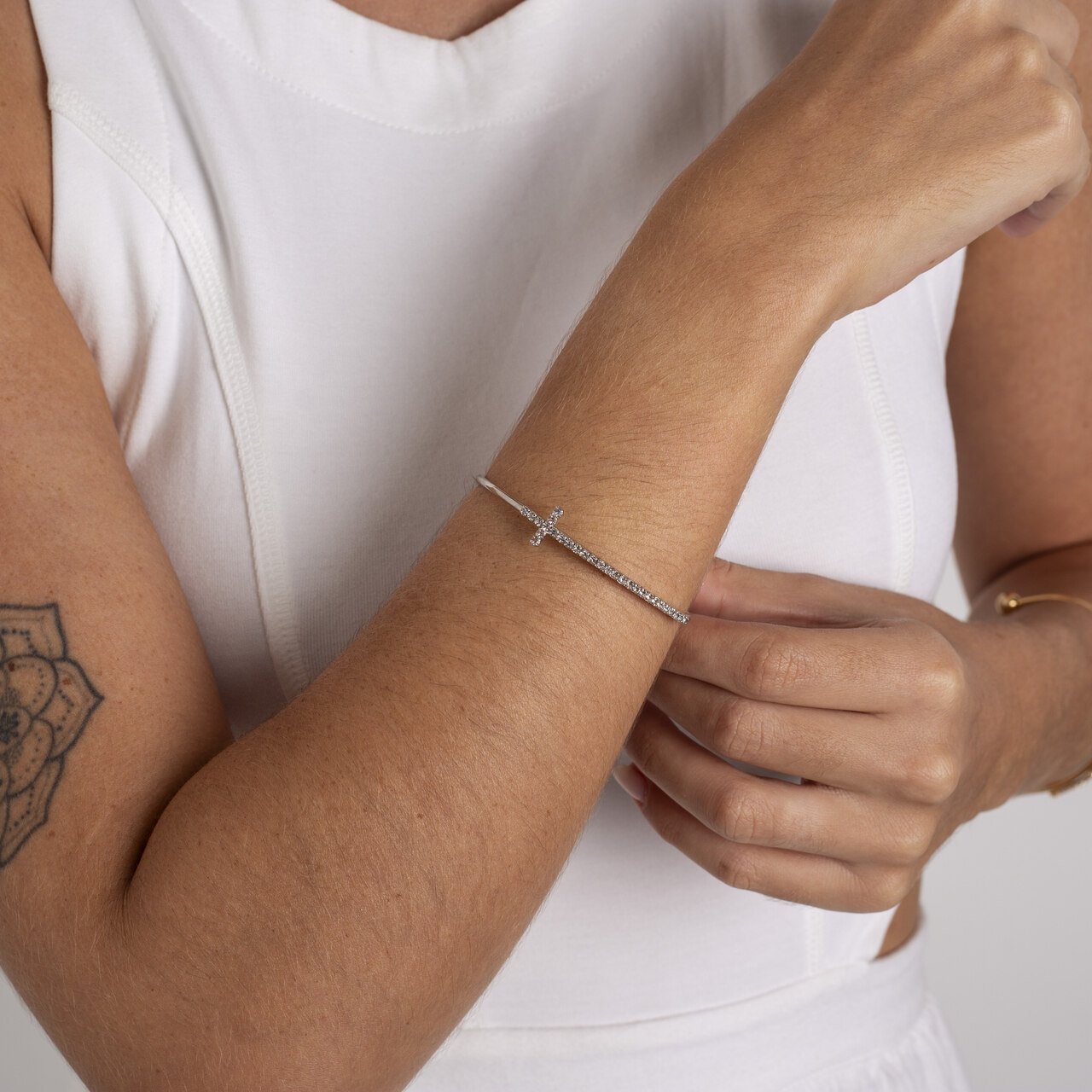 BRACELETE CRUZ ZIRCÔNIA BANHO RÓDIO BRANCO