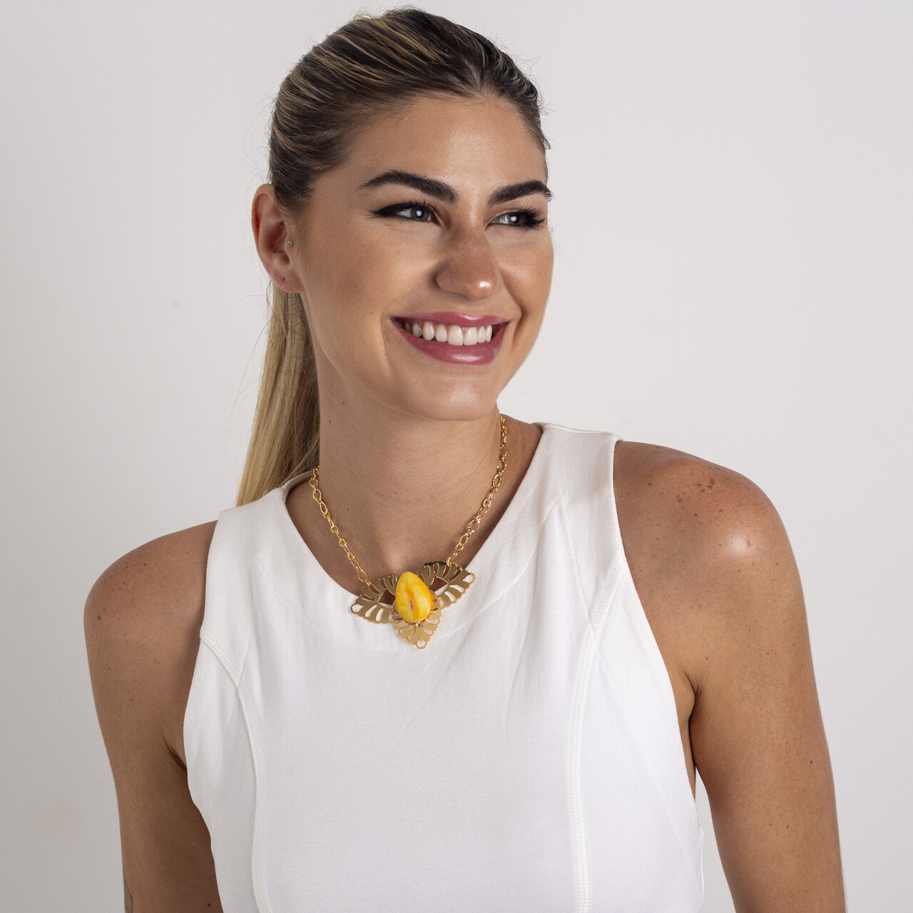 COLAR SOLAR AMARELA 3 FOLHAS BANHO OURO
