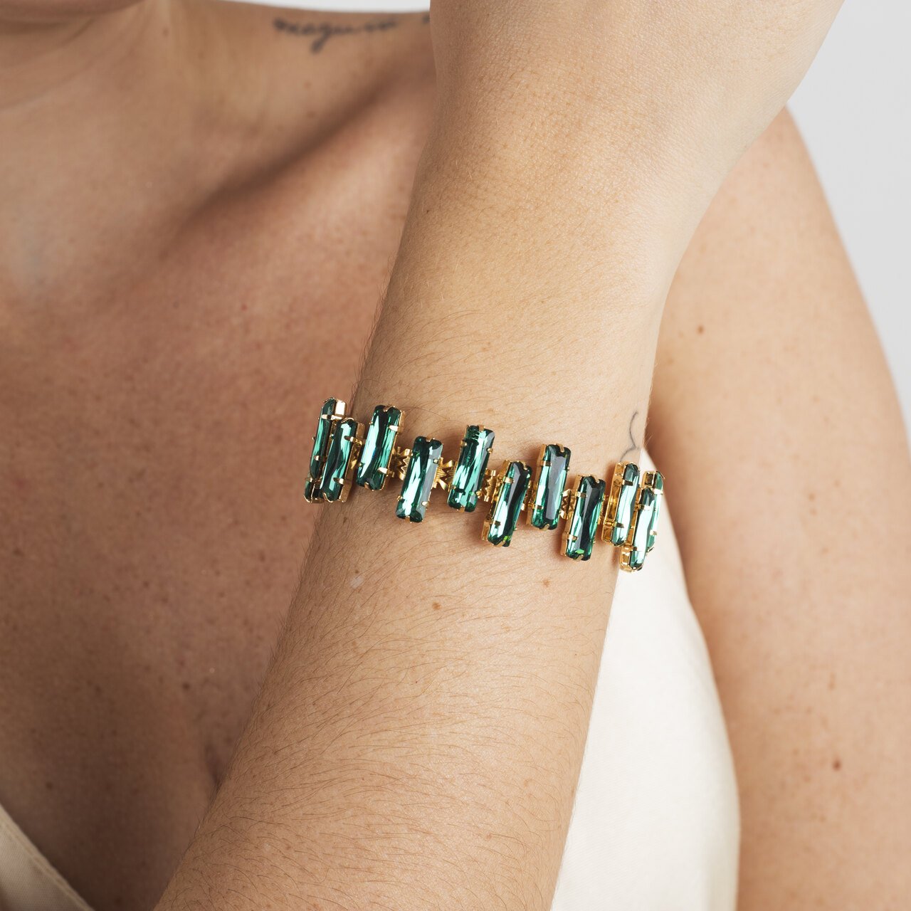 PULSEIRA NINA CRISTAIS VERDE ESMERALDA BANHO OURO
