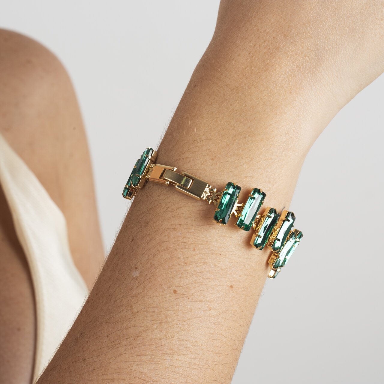 PULSEIRA NINA CRISTAIS VERDE ESMERALDA BANHO OURO